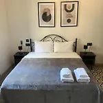 Dahlia Private Garden Escape Stylish Townhouse In
