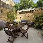 Dahlia Private Garden Escape Stylish Townhouse In Apartman
