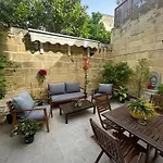 Dahlia Private Garden Escape Stylish Townhouse In Paola