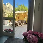 Dahlia Private Garden Escape Stylish Townhouse In Apartmán