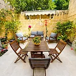 Dahlia Private Garden Escape Stylish Townhouse In Apartmán Paola