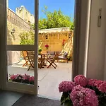 Dahlia Private Garden Escape Stylish Townhouse In Apartmán Paola