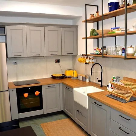 Apartman Dahlia Private Garden Escape Stylish Townhouse In *