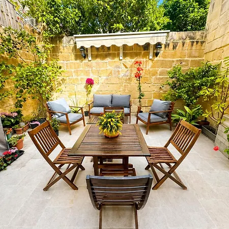 Dahlia Private Garden Escape Stylish Townhouse In Apartmán Paola