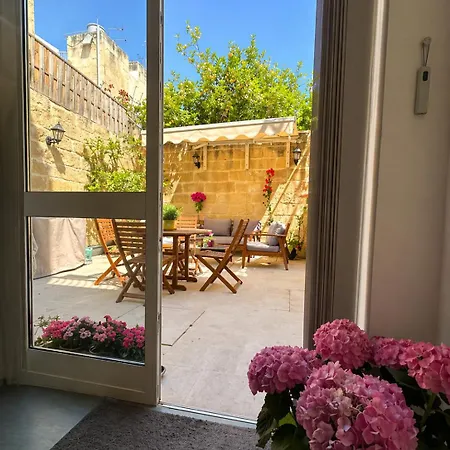 Dahlia Private Garden Escape Stylish Townhouse In Daire Paola