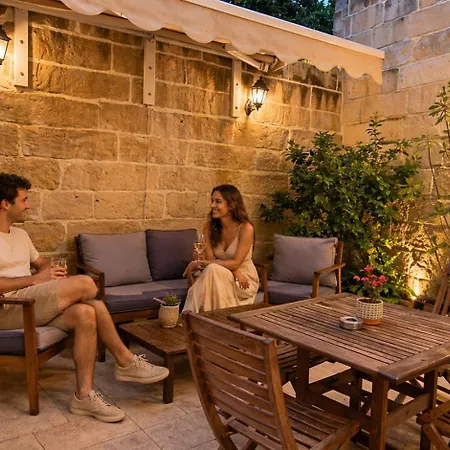 Dahlia Private Garden Escape Stylish Townhouse In باولا